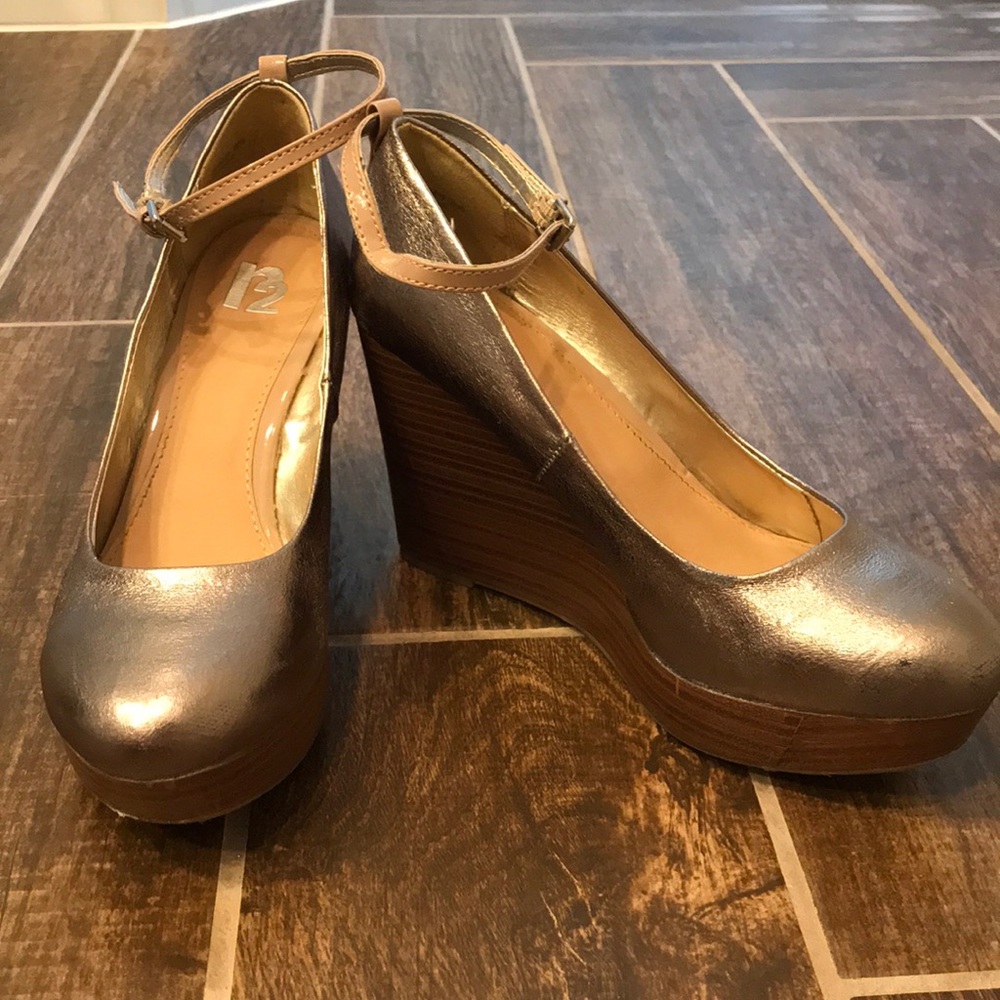 Gorgeous metallic ankle strap stacked wedges!!